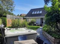 B&B Noordwijk aan Zee - Holiday Home de witte raaf with garden and hottub - Bed and Breakfast Noordwijk aan Zee