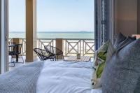 Waterfront Getaway, 2 Bedroom Seaside Bliss - B&B eMdloti