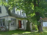 Zimmer mit Queensize-Bett und Gartenblick