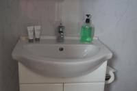 Tweepersoonskamer met 2 Aparte Bedden en Douche