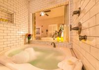 Suite Diamond mit Kingsize-Bett und Whirlpool-Badewanne – in privatem Cottage, ausschließlich 2 Personen