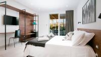 Zimmer mit Queensize-Bett und Poolblick