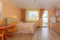 Habitación doble deluxe con cama grande y balcón
