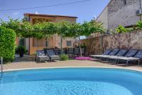 Charming villa Petroro with pool, 900m from the beach - B&B Peroj