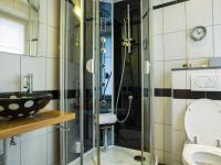 Kleine Kamer met Queensize Bed en Douche