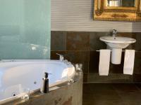 Camera King con Vasca Idromassaggio e TV in Bagno