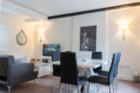 B&B Peterborough - Premiere City Centre Apartment with Gated Parking and Excellent Feedback, Big Double Bedroom, Balcony, Courtyard Garden, Ideal for Long Stays, WFH, Getaways and Ongoing Contracts - Bed and Breakfast Peterborough