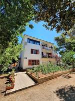 Big apartment on the seaside - B&B Pakoštane