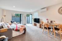 B&B Auckland - Greenwich Townhouse with Parking and Air-Con - Bed and Breakfast Auckland