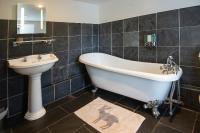 Doppelzimmer mit Badewanne und Aussicht auf den Wasserfall