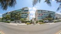 Brisas Shores Beachfront connecting apartments, Cancun Hotel Zone - Chambres d'hôtes Cancún