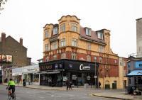 Aisiki Stays Apartments at North Finchley, 3 Bedroom & 2 Bathroom Pet-Friendly Flat, King or Twin beds with FREE Wi-Fi - Chambres d’hôtes