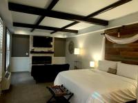 B&B Sandusky - Cedar Stables Inn & Suites - Bed and Breakfast Sandusky