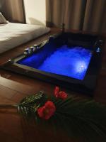 Habitación con cama extragrande y bañera de hidromasaje