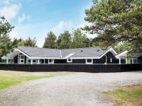 B&B Blåvand - 8 person holiday home in Bl vand - Bed and Breakfast Blåvand