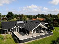 B&B Blåvand - 8 person holiday home in Bl vand - Bed and Breakfast Blåvand