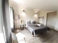 Dom z basenem i widokiem na łąkę - B&B Raduń