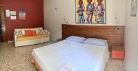Deze driepersoonskamer heeft een gedeelde badkamer.