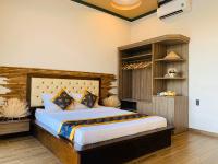Zimmer mit Kingsize-Bett und Poolblick
