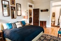 Habitación con cama extragrande y balcón