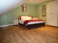 B&B Londen - Three Bedroom Flat, Camborne Avenue W13 - Bed and Breakfast Londen