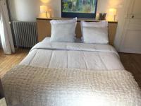 Zimmer mit Queensize-Bett und Balkon