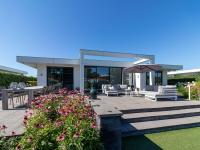 B&B Zeewolde - Luxury villa with private jetty in quiet park - Bed and Breakfast Zeewolde