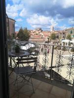 Casa dei canali, sulla piazza del paese - services included - B&B