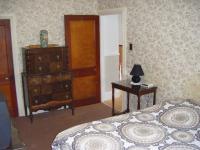 Zimmer mit Kingsize-Bett oder Zweibettzimmer mit Gemeinschaftsbad