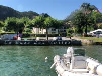 Logement atypique avec vue unique panoramique sur le lac d’Annecy, dans une résidence avec plage et ponton privée sur la commune de Duingt (Rive gauche du lac). - B&B