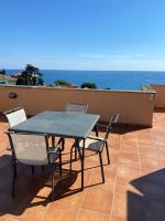 WELCOME RIVIERA - ATTICO SAN FAUSTINO 165 mq più 110 mq di terrazza- IN VILLA 700 ,VISTA MARE STREPITOSA-100 m dalla spiaggia-PARKING ESCLUSIVO - Chambres d'hôtes Rapallo