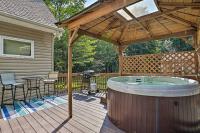 Pocono Hot Tub Chalet | Lake Access • Sleeps 10 - B&B Albrightsville