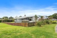 B&B Waikanae - Queenie - Waikanae Beach Holiday Home - Bed and Breakfast Waikanae