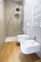 Habitación con cama extragrande y balcón