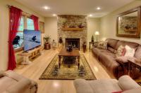 Gorgeous "Country Roads" by HoneyBearCabins 4BR 4BA, next to pool, easy drive, main strip location! - B&B Pigeon Forge