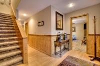 Gorgeous "Country Roads" by HoneyBearCabins 4BR 4BA, next to pool, easy drive, main strip location! - Bed and Breakfast Pigeon Forge