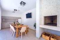 VILLA ALMIC with heated pool, 5 bedrooms, Gaming room, a multi-use playground court - Chambres d'hôtes Omiš