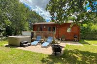The Cabin with Hot Tub - Ferienwohnung Maidstone