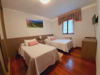 Camera Doppia con Letti Singoli e Bagno in Comune