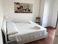 Habitación con cama extragrande.