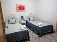 Tweepersoonskamer met 2 Aparte Bedden en Gedeelde Badkamer