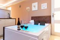 B&B Michałowice - Lilly De Luxe Apartment with jacuzzi - Bed and Breakfast Michałowice