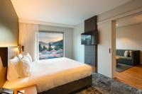 King Suite with Mountain View - Free Breakfast