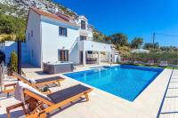 Villa Flora with a 53 sqm private pool with Cinema room with projector and 4 en-suite bedrooms - B&B