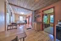 Pet-Friendly Cottage w/ Fire Pit - 3 Mi to SIU! - B&B Carbondale