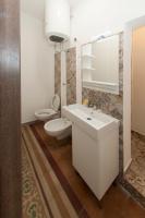 Zimmer mit Queensize-Bett und Whirlpool-Badewanne