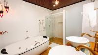 Queen Suite with Spa Bath