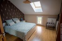 Zimmer mit Queensize-Bett und Gartenblick