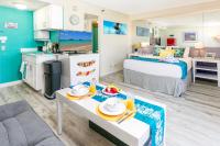 B&B Honolulu - Aloha Vibes Await! Stylish Condo at Aloha Surf - Mountain and City Views - Bed and Breakfast Honolulu