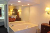 Zimmer mit Kingsize-Bett und Whirlpool